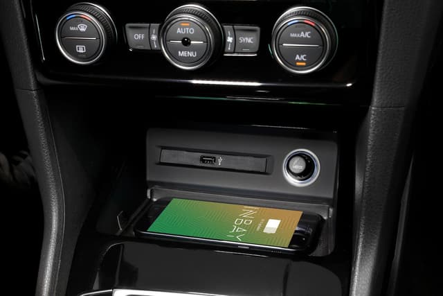 Qi trådløs oplader - OEM design - VW Golf Sportsvan (5G) 10/2017-2021 - 10W