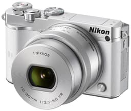Nikon 1 J5 hybridkamera + 10-30 mm objektiv (hvit)