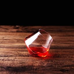 Lutande whiskyglas