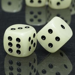 10 skpl Itsevalaisevaa arpakuutiota