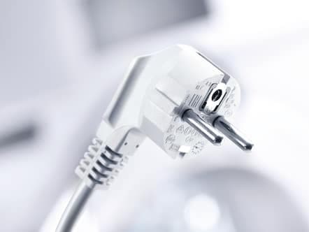 Liitäntä pistotulpalla