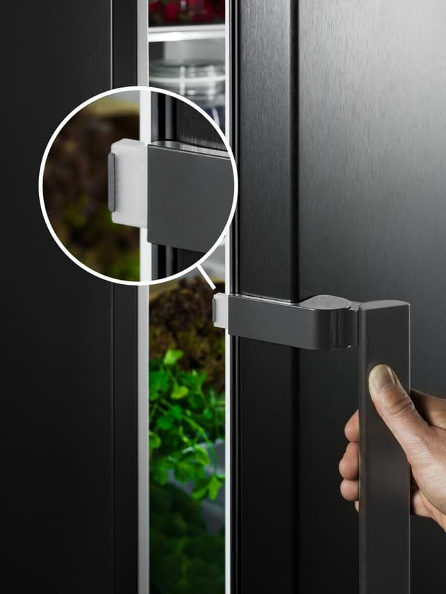 Helposti avautuvat ovet. Äärimmäisen kevyet avata.