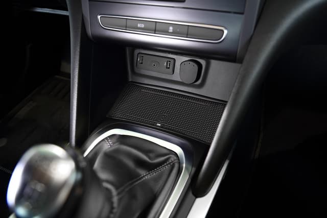 Qi trådløs oplader - OEM design - Renault Megane Iv 03/2016-2021 - 10W
