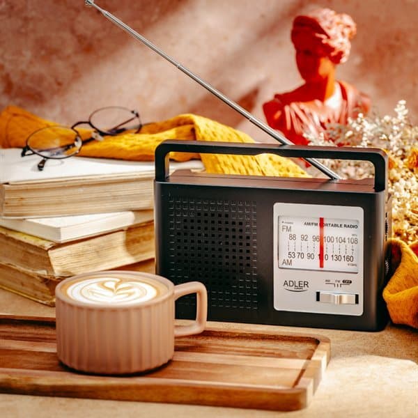 AM/FM-radio med teleskopantenn och jack-ingång