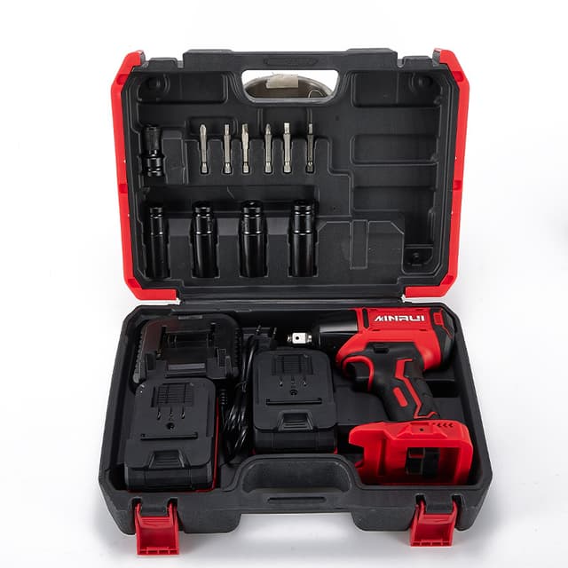 Verktøysett med batteridrill, bits, batterier og lader