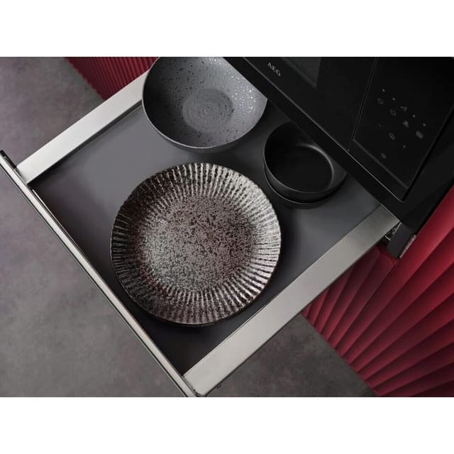 Inbyggd förvaringslåda: Perfekt för tallrikar, plåtar och pannor