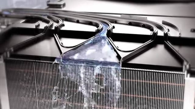 Automaattisesti puhdistuva lauhdutin