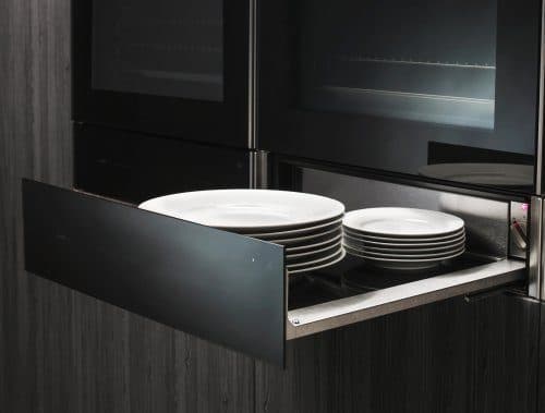 Kahvikuppien ja lautasten lämmitys