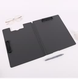 A4-kokoinen leikepöytä kansiolla ja vahvalla kaksoisklipsillä