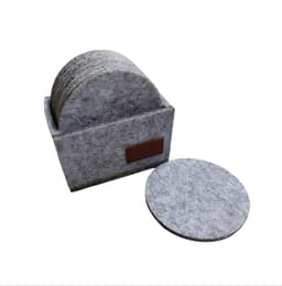 Elegant sett med filt brikker og coasters for bordbeskyttelse