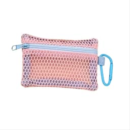 Vaaleanpunainen verkkomeikkipussi nauhalla ja pussilla