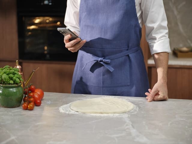 Trin-for-trin vejledning i appen til at lave pizzadej og tomatsovs