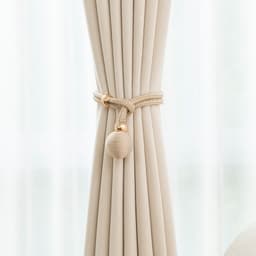 Sett med 2 dekorative kulegardinbånd - Stilfulle vindusgardinholdere Beige