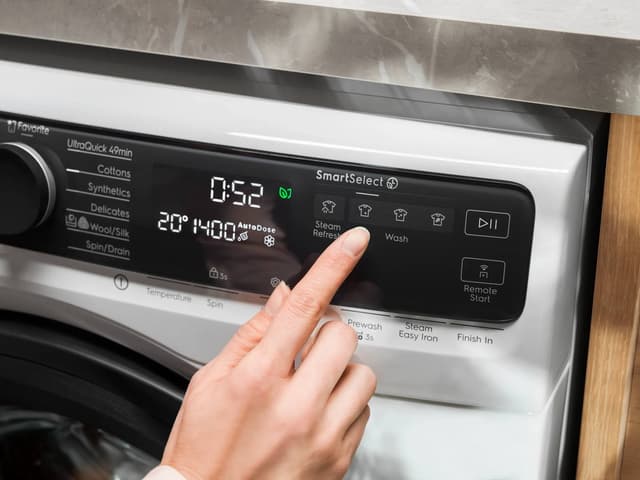 SmartSelect säätää pesuohjelman tarpeittesi mukaan yhdellä klikkauksella, säästäen jopa 80 % energiaa, 50 % aikaa ja 20 % vettä*.