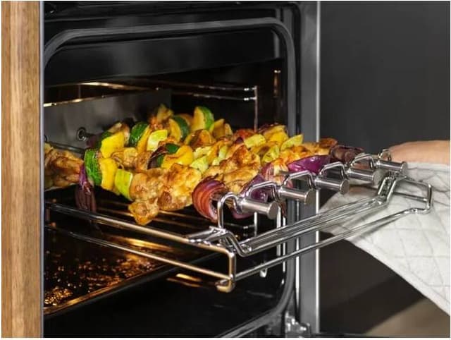 Det roterande grillspettet gör jämnt tillagade och läckra spett