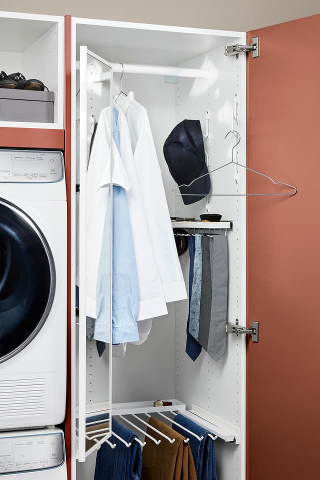 Epoq Trend Coral og White vaskerom med åpent høyskap med klesoppheng