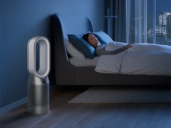 Kvinde sover med en Hot & Cool renser ved siden af sig