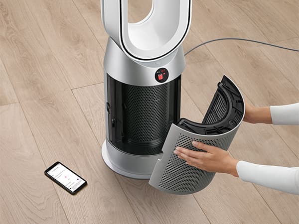 Kvinna som öppnar Dyson Hot&Cool-luftrenare.