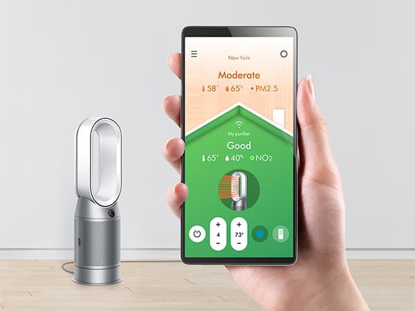 Hand som håller telefon med Dyson-appen på.