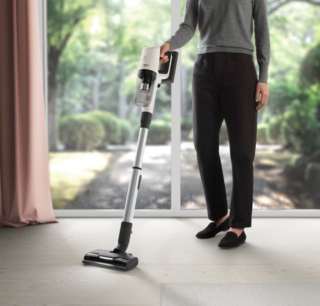 Kvinne støvsuger med Electrolux Hygenic 800 foran et vindu
