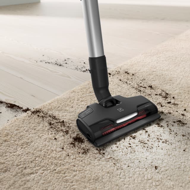 Lähikuva Electrolux Hygenic 800 -suuttimesta, joka imuroi roskia matolta