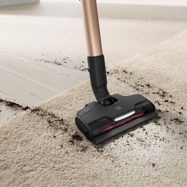 SDA - Electrolux-pölynimuri - Electrolux Ultimate 800 -suutin imuroi roskia matolta