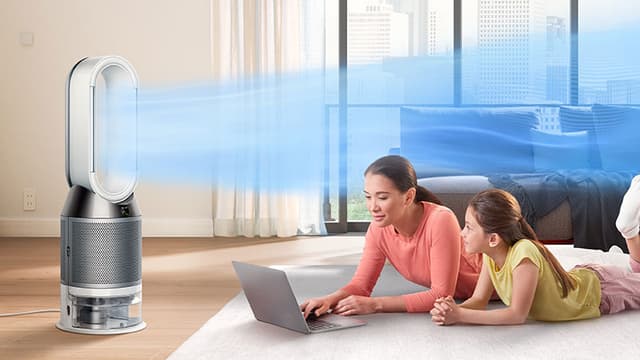 Dyson Pure Humidify+Cool og en kvinne og et barn på gulvet med en bærbar datamaskin