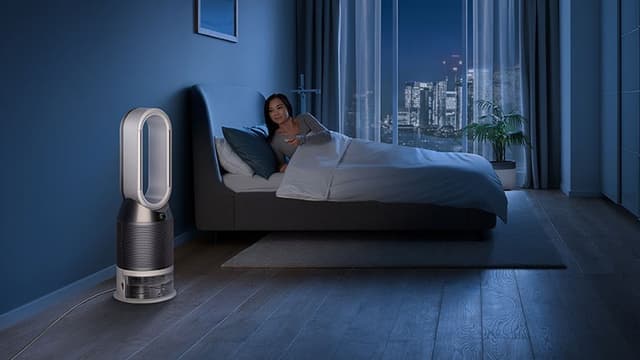 Dyson Pure Humidify+Cool og en kvinne i en seng på et soverom