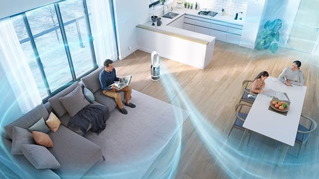 En familie i et rom med Dyson Humidify + Cool