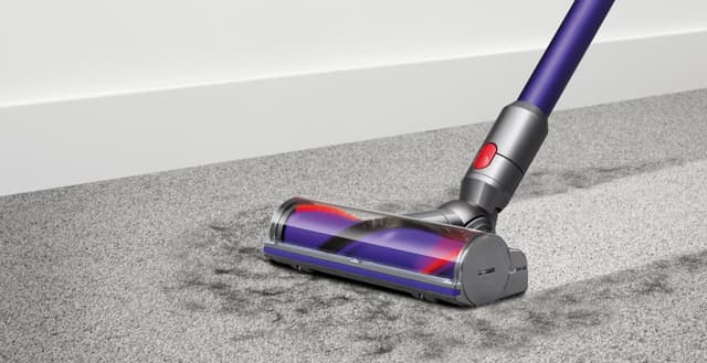 Dyson V10 Animal fjerner snavs fra tæppe