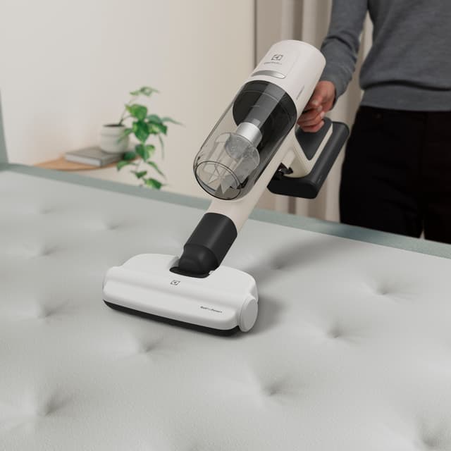  Kvinde støvsuger en madras med BedProPowerTM mundstykket