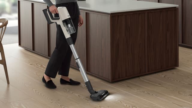 Kvinde støvsuger køkkengulvet med Electrolux Hygenic 800