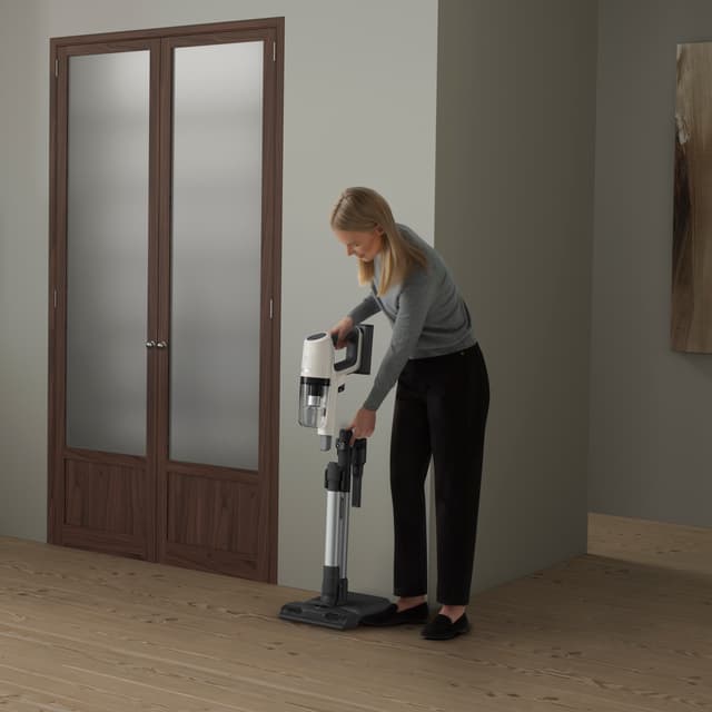 Kvinde fjerner den håndholdte del fra Electrolux Hygenic 800