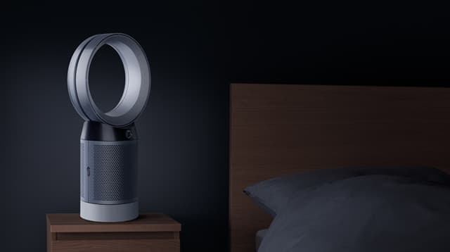 Dyson Pure Cool -ilmanpuhdistin sängyn vieressä yöpöydällä