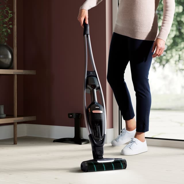 Närbild av kvinna som dammsuger med Pure Q9 PowerPro