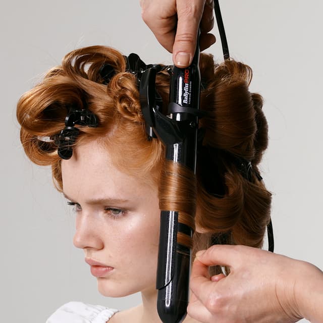 Hiuksia kiharretaan BaByliss Pro -kihartimella