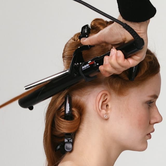 BaByliss Pro -kihartimella tehdään kiharoita 