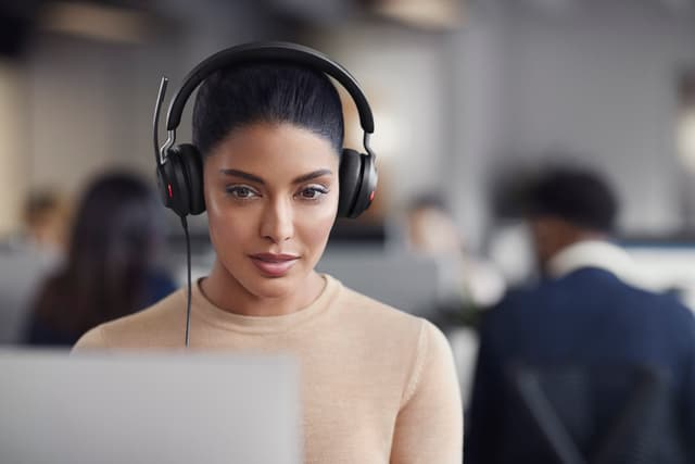 Jabra - Toimistossa oleva nainen Evolve2 40 -kuulokkeet päässään