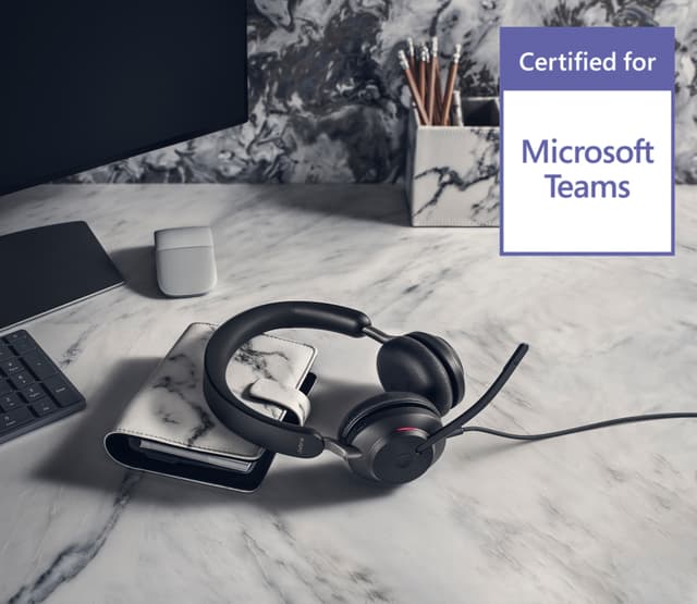 Jabra - Evolve2 40 -kuulokkeet työpöydällä sekä Teams-logo