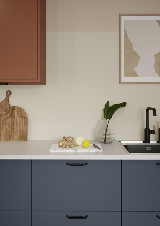 Epoq Trend Blue Grey og Sienna kjøkken med hvit benkeplate og sort vask
