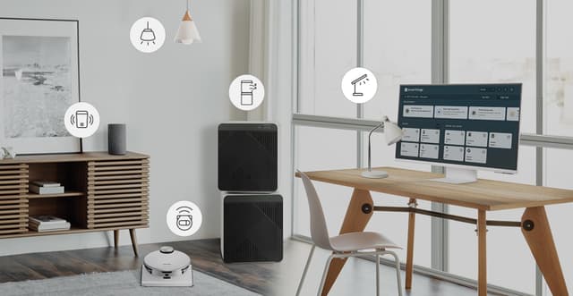 En stue med illustrasjoner av SmartThings-produkter og et skrivebord med en Samsung Smart Monitor