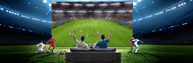 Familie i sofa ser på sport på TV