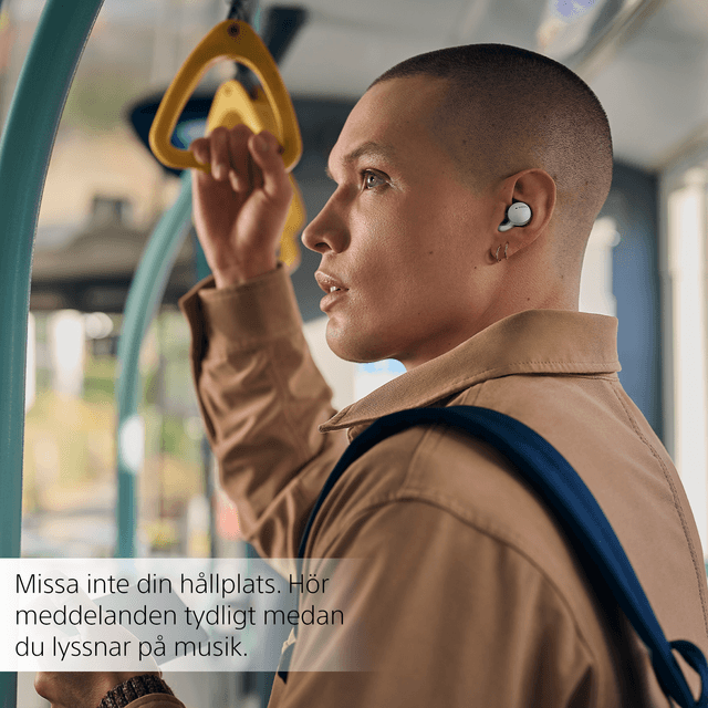 Person på en buss med Sony LinkBuds
