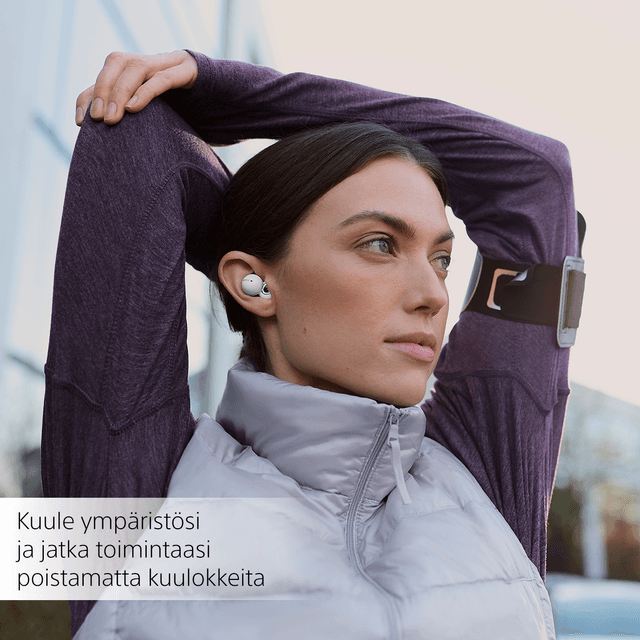 Nainen venyttelee ulkona Sony LinkBuds-kuulokkeet korvissaan