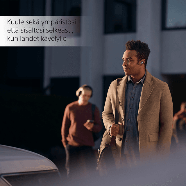 Mies kävelee ulkona Sony LinkBuds -kuulokkeet korvissaan