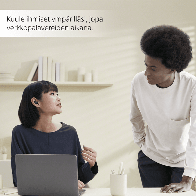 Nainen, jolla on Sony LinkBuds -kuulokkeet, puhuu miehen kanssa toimistossa