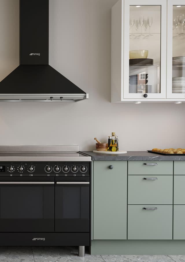 Grønt Epoq Trend Sage-kjøkken med sort veggmontert ventilator og Smeg komfyr