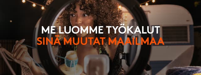 Nainen verkkokameran edessä ja teksti Me luomme työkalut, sinä muutat maailmaa