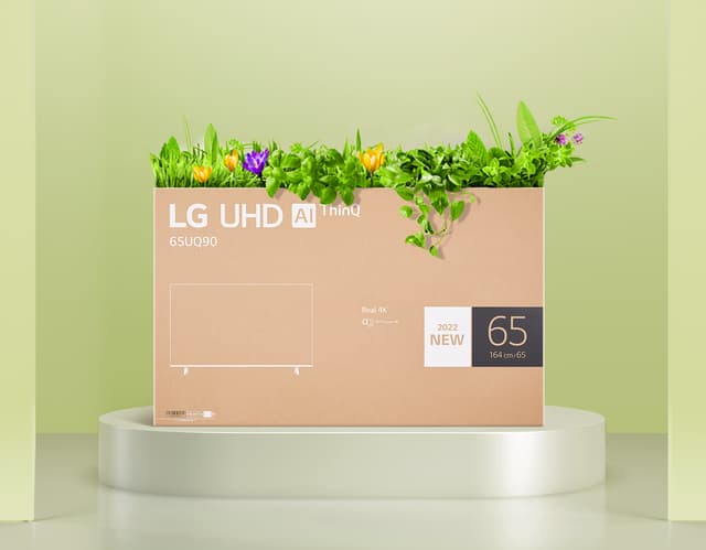 En LG TV-förpackning där det ser ut att växa blommor ur öppningen