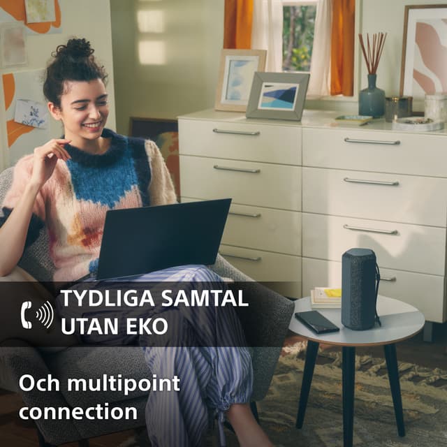 Kvinna i ett rum med byrå och fönster och högtalare på ett litet bord bredvid henne och text om samtalskvalitet